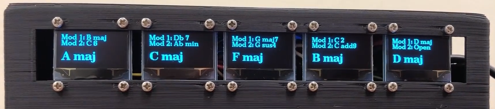 Chords displayed on the OLED screens